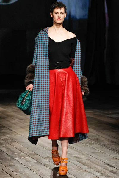 Look 16